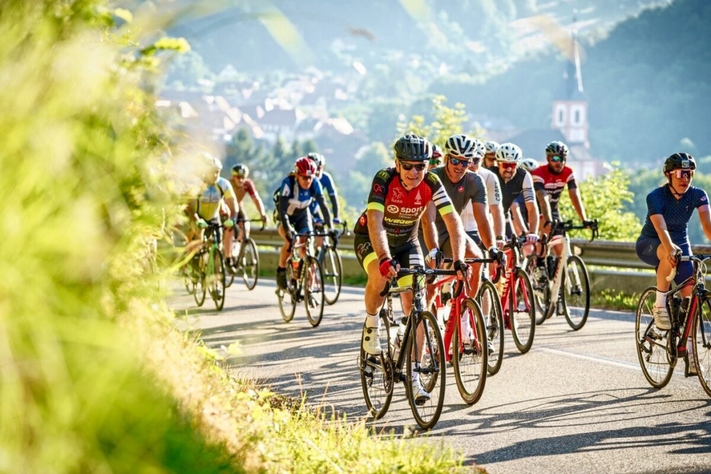 Zoom sur un groupe de cyclistes parmi les milliers de participants de L'Alsacienne, la cyclosportive des Vosges