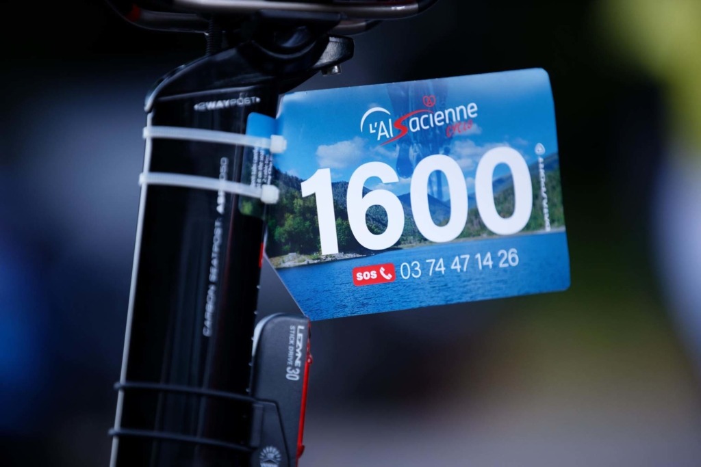 La plaque de selle qui équipe les participants de la cyclosportive L'Alsacienne, un événement cycliste ouvert à toutes et à tous