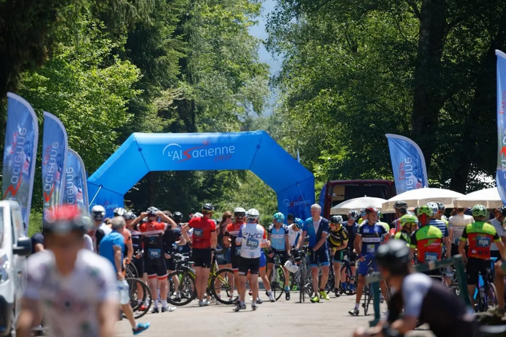 Rassemblement de cyclistes à l'arche d'arrivée de L'Alsacienne cyclo, dans les Vosges