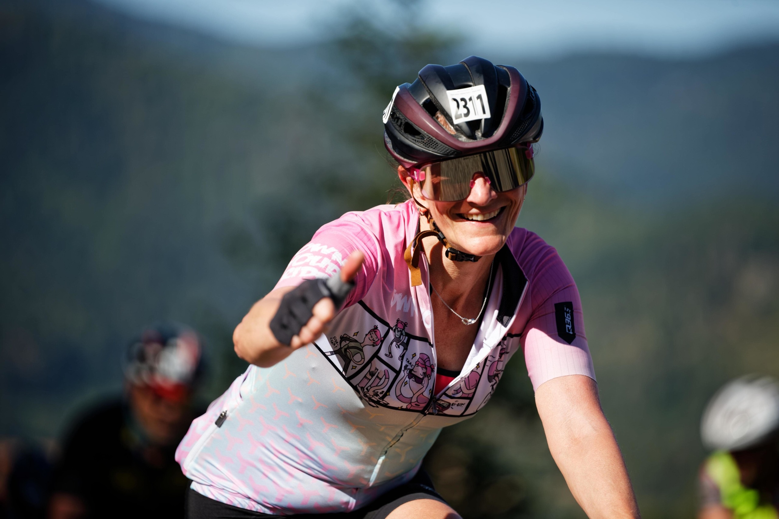 Photo d'une participante tout sourire à l'épreuve cyclosportive de l'Alsacienne