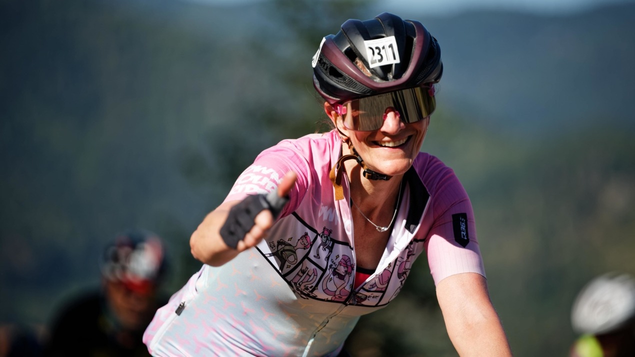 Photo d'une participante tout sourire à l'épreuve cyclosportive de l'Alsacienne